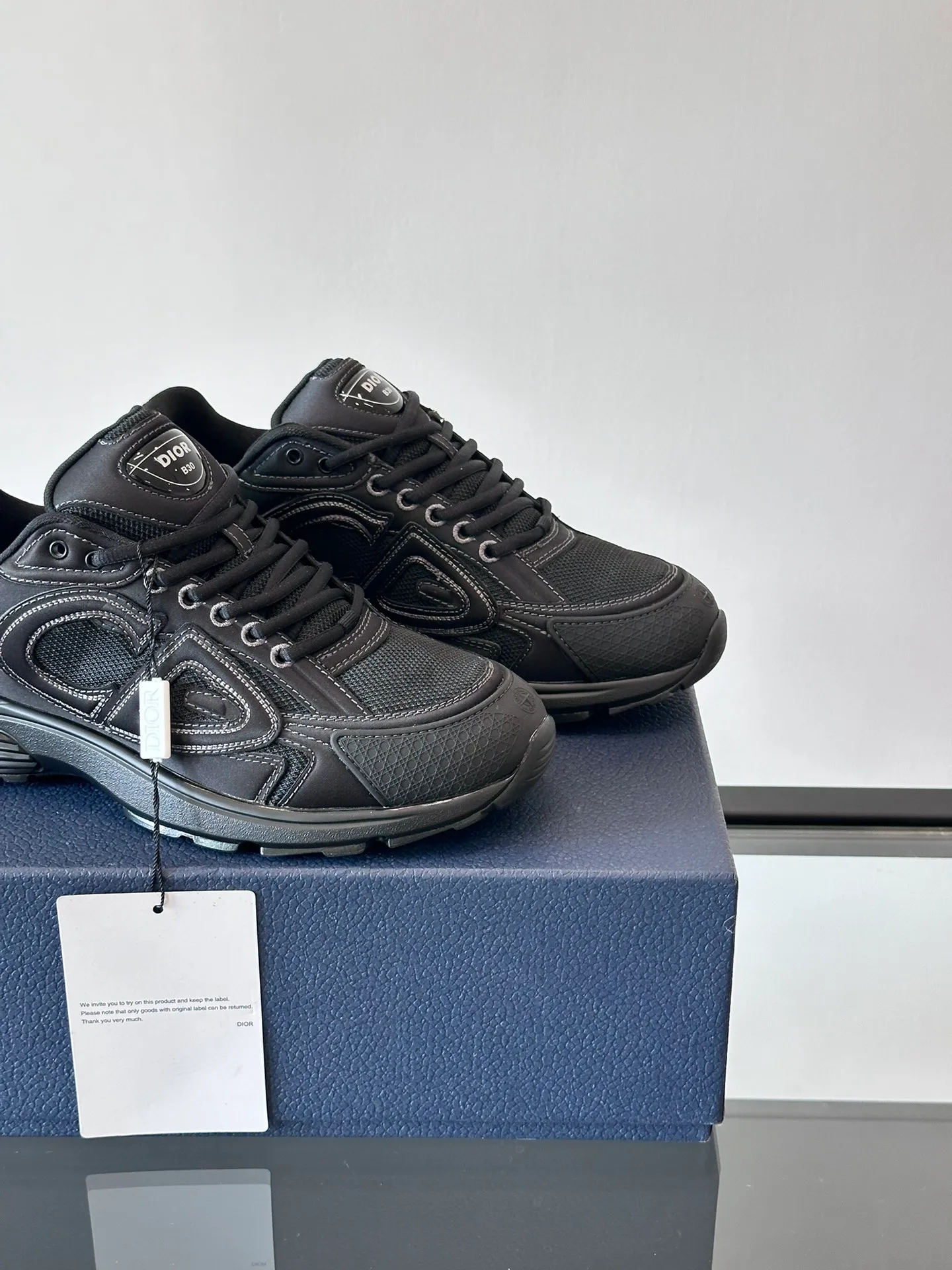 p400《Dio*》Dior B30 series sports shoes, multi-color mesh fabric and multi-color technical fabrics, this season's new B30 low-top sports shoes are one of the flagship styles of the series. Crafted from multicolor mesh and technical fabrics, it's finished with a reflective "CD30" graphic and silver-toned "DIOR B30" and "CD30" logos on the heel and tongue. An extra-light, sculpted rubber sole with signature accents adds style, while internal stretch details create ideal comfort. It can be matched with various casual styles to show a fashionable and modern sports style. Size: 38-44 (45-46 customized)